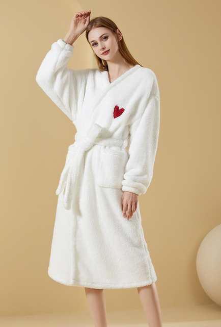 Luksusowy pluszowy szlafrok polarowy – miękki, ciepły i przytulny, z ładnym haftem w kształcie serca 