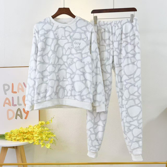 Komplety piżam polarowych z certyfikatem OEKO-TEX® – miękka i ciepła bielizna nocna z ładnym haftem, wyprodukowane w sposób zrównoważony w fabryce kontrolowanej przez BSCI