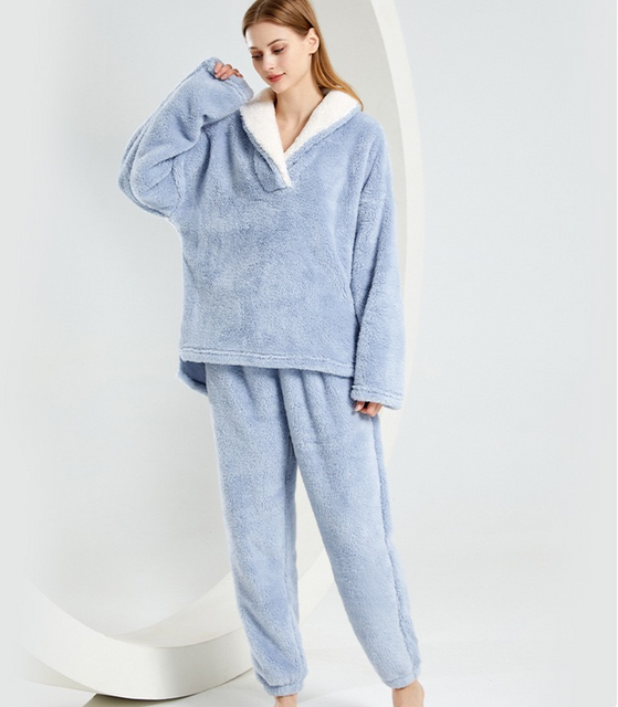 Dwuczęściowy strój codzienny z wyjątkowo miękkiego polaru, zapewniający relaks 
