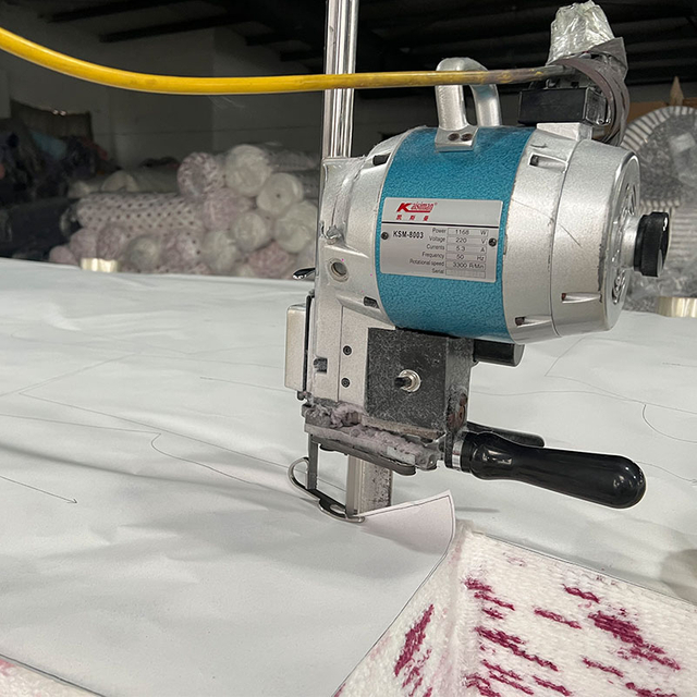 Linia do szycia szat w akcji